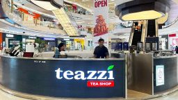 Outlet Teazzi di sebuah mall