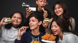 Menyantap Burger Bangor